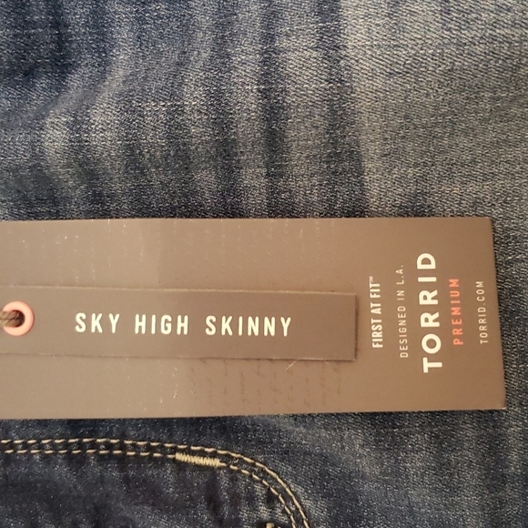 Torrid Sky High Skinny Stretch Jean Medium Wash - Size 18 Short - Picture 5 of 8